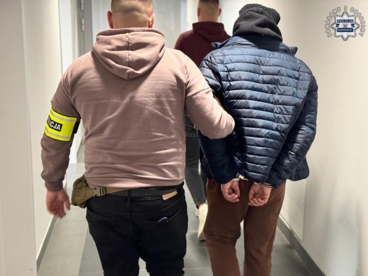 Wszedł do kościoła – wierni natychmiast wezwali policję