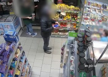 Chłopiec w bieliźnie spacerował po ulicy – rodzice byli nietrzeźwi