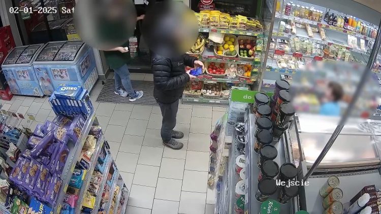 Chłopiec w bieliźnie spacerował po ulicy – rodzice byli nietrzeźwi