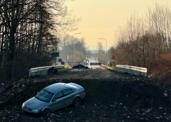 Zignorowała znaki i skończyła w rzece