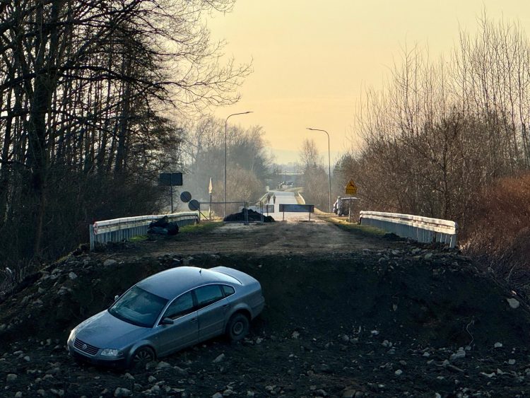 Zignorowała znaki i skończyła w rzece