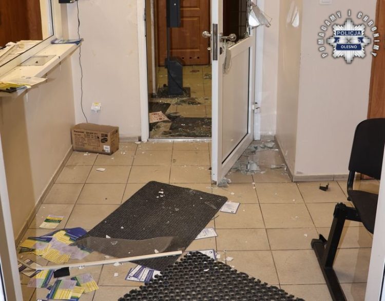 30-latek próbował wedrzeć się do dyżurki i groził policjantowi