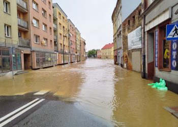 Ubezpieczyciel nie wypłacił lub zaniżył odszkodowanie po powodzi? Sprawdź czy rzecznik może pomóc.