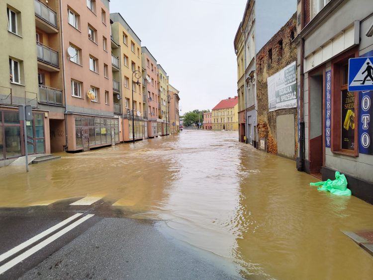 Ubezpieczyciel nie wypłacił lub zaniżył odszkodowanie po powodzi? Sprawdź czy rzecznik może pomóc.
