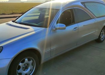 Na podwójnym gazie wiózł trumnę z ciałem