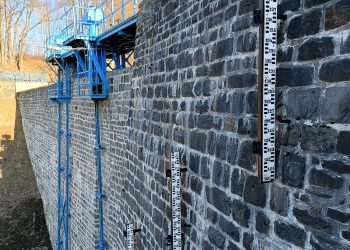 Dwóch zainteresowanych wykonaniem ekspertyzy tamy w Jarnołtówku