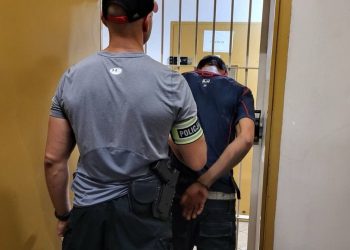 Uciekał przed policjantami z narkotykami w kieszeniach