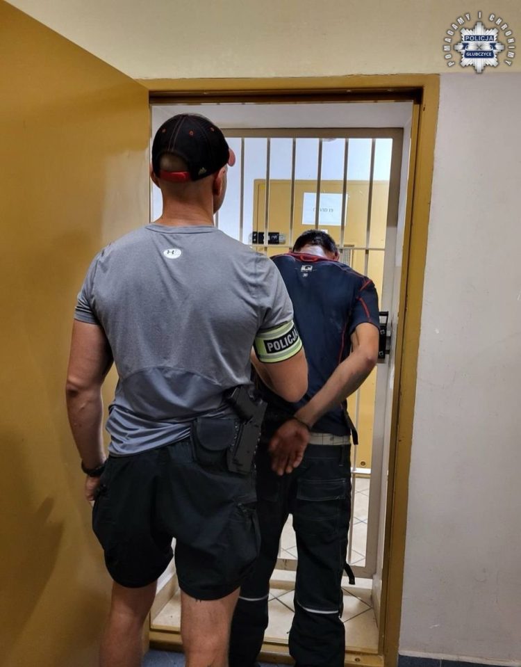 Uciekał przed policjantami z narkotykami w kieszeniach