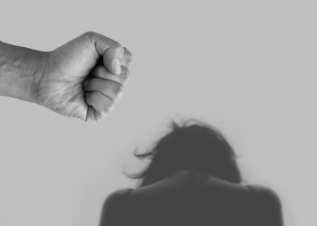 38 latek znęcał się nad matką – teraz ma zakaz zbliżania i musiał się wyprowadzić