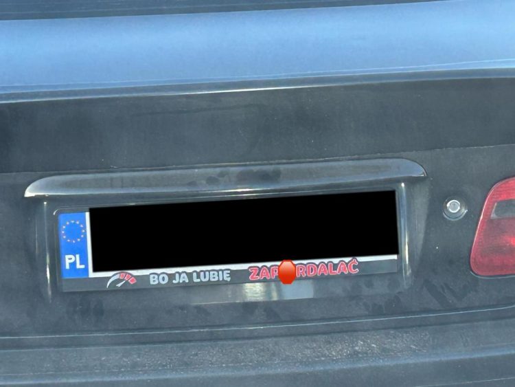 19 latek z BMW jechał 103 km/h w zabudowanym – na widok policjantów przyśpieszył