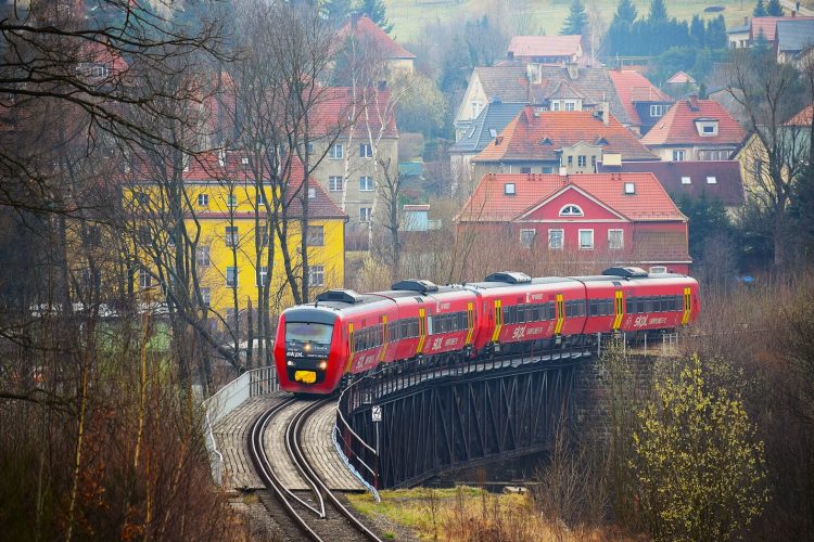 W bardziej komfortowych warunkach do Krakowa lub w Karkonosze