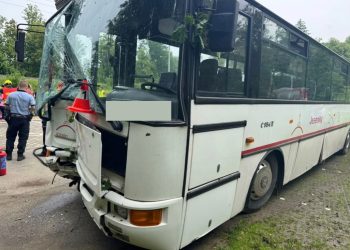 Wypadek autokaru z dziećmi. Na pomoc ruszyli strażacy z Głuchołaz