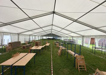 Wnętrze wystawowego namiotu podczas Wystawy Twórców Ludowych i Rzemiosła Artystycznego