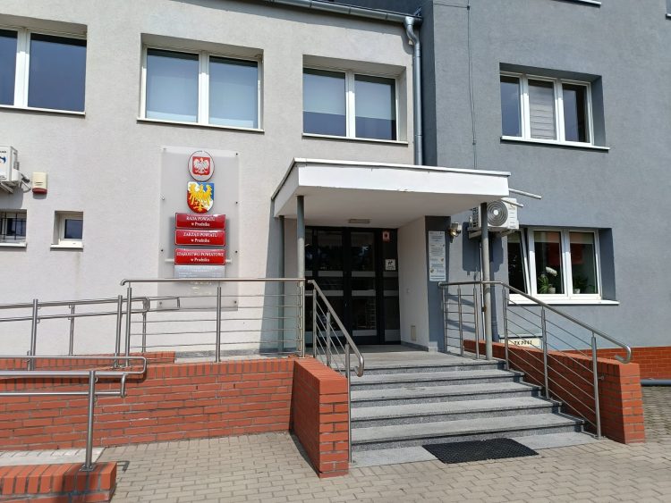 Antykorupcyjni w prudnickim starostwie – zabezpieczono dokumenty