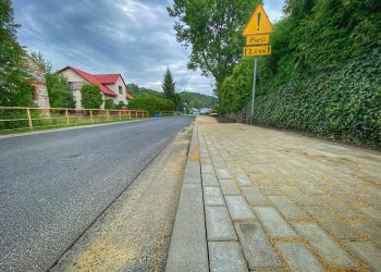 Z myślą o mieszkańcach i turystach – wspólnie budują nowy kawałek chodnika