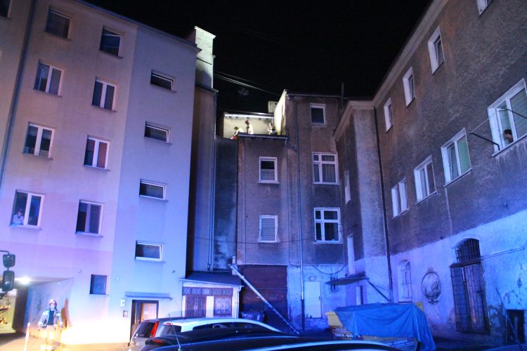 Strażacy ratowali jak alpiniści