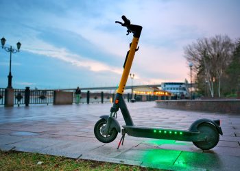 Policja Prudnik: 11 latek jechał hulajnogą elektryczną po drodze krajowej