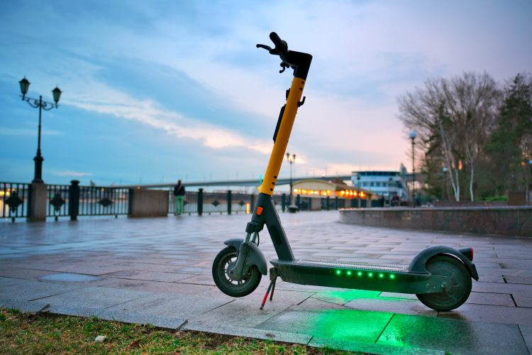 Policja Prudnik: 11 latek jechał hulajnogą elektryczną po drodze krajowej