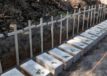 Nad ich grobami stanął dębowy krzyż – ofiary zbrodni w Puźnikach doczekały się godnego upamiętnienia