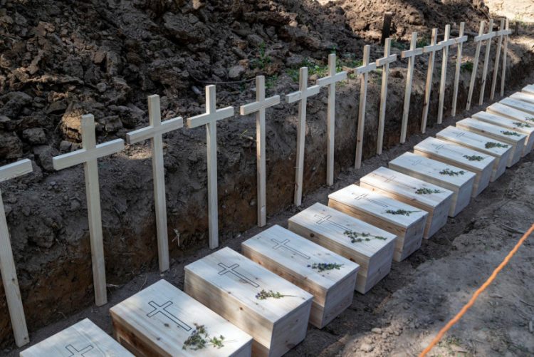 Nad ich grobami stanął dębowy krzyż – ofiary zbrodni w Puźnikach doczekały się godnego upamiętnienia