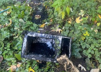 Kuriozalna sytuacja w Głogówku – ktoś wepchnął mikrofalówkę do kanalizacji