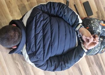 Był poszukiwany. W jego mieszkańcu policjanci znaleźli dodatkowo narkotyki