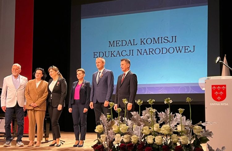 Prestiżowe wyróżnienie dla pedagogów z Głogówka. Dyrektor i nauczycielka SOSW odznaczeni Medalami KEN