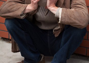 Nietrzeźwy z narkotykami zasnął pod sklepem