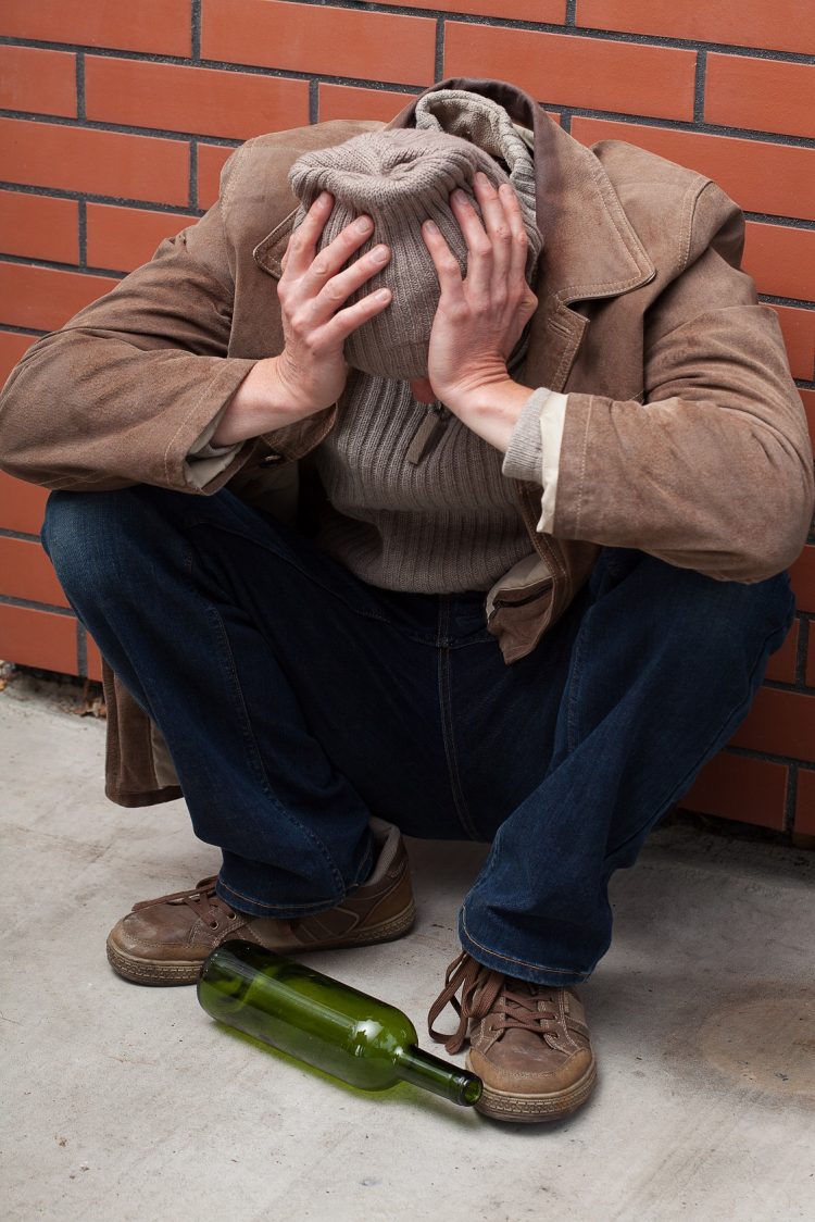 Nietrzeźwy z narkotykami zasnął pod sklepem