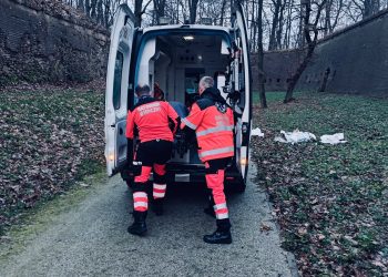 Policjanci uratowali wychłodzoną kobietę. Nie bądźmy obojętni!