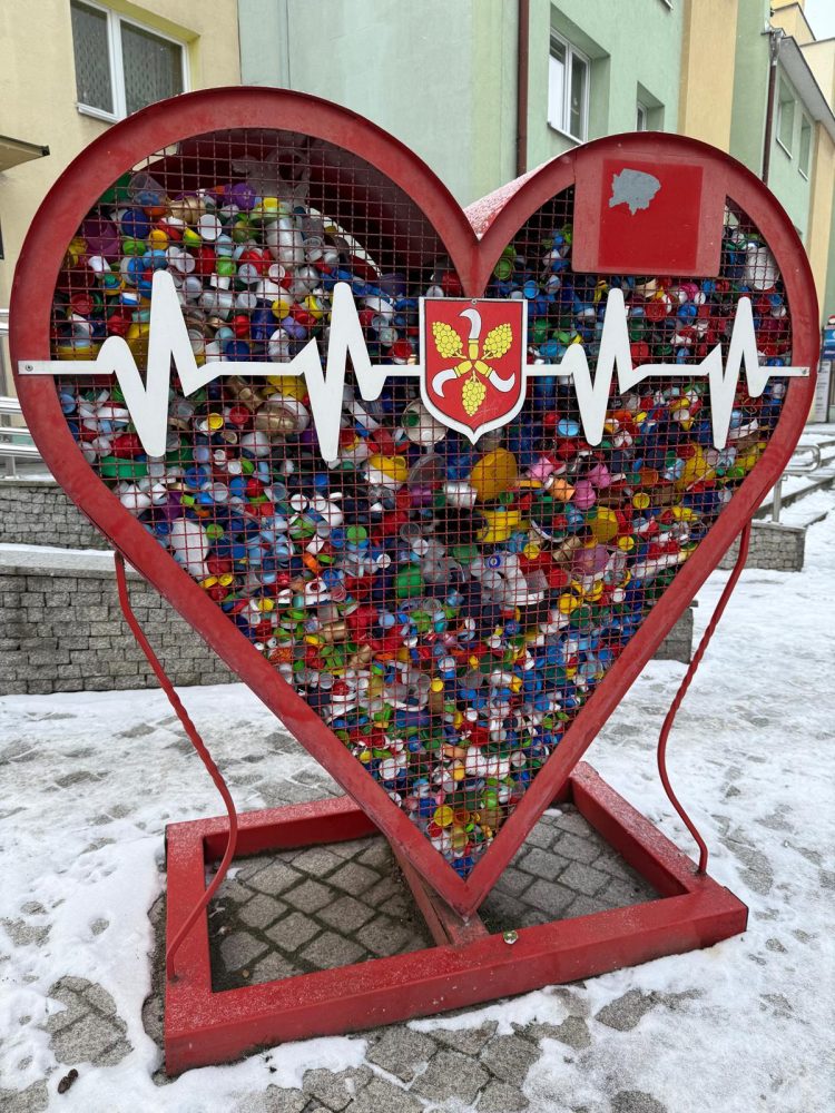 Metalowe serce na nakrętki znika z ulicy również w Głogówku